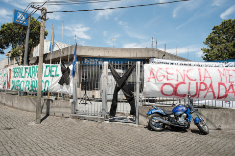 Ocupación de la agencia Mercado Modelo del BROU por banca oficial de AEBU | Foto: Ricardo Antúnez / adhocFotos
