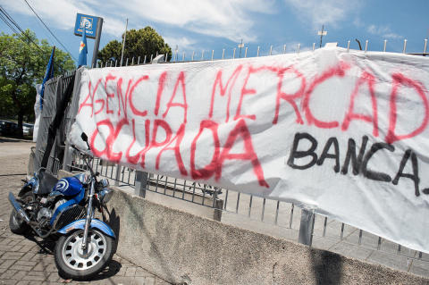 Ocupación de agencia Mercado Modelo del BROU | Foto: Ricardo Antúnez / adhocFotos