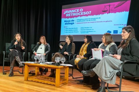 Mesa de diálogo en la Sala Camacuá | Foto: Javier Pérez Seveso