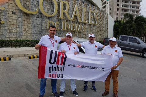 Consejero de AEBU Martín Ford (izq.) y compañeros de UNI Américas en solidaridad con ACEB (Colombia)
