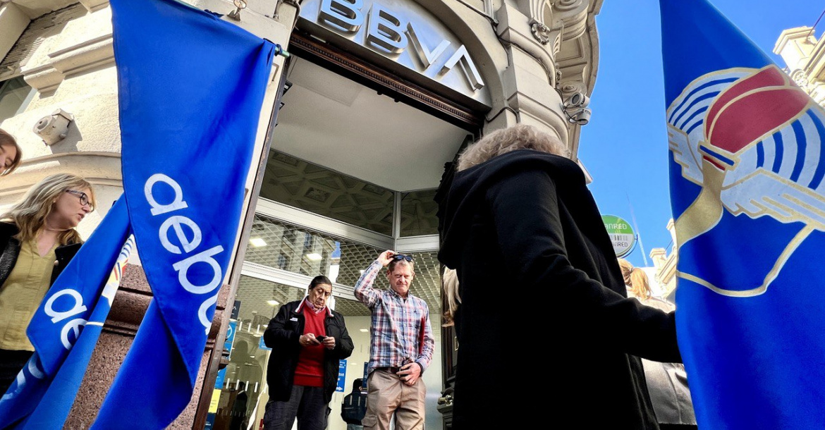 Manifestación de AEBU en las puertas del BBVA. Foto: Javier Pérez Seveso.